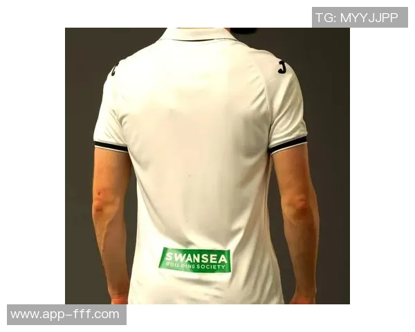 罗马足球俱乐部球衣设计与历史传承的完美结合解析 罗马足球俱乐部球衣设计与历史传承的完美结合解析