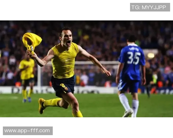 足球场上的友谊与梦想：一个小镇少年与他的偶像的故事